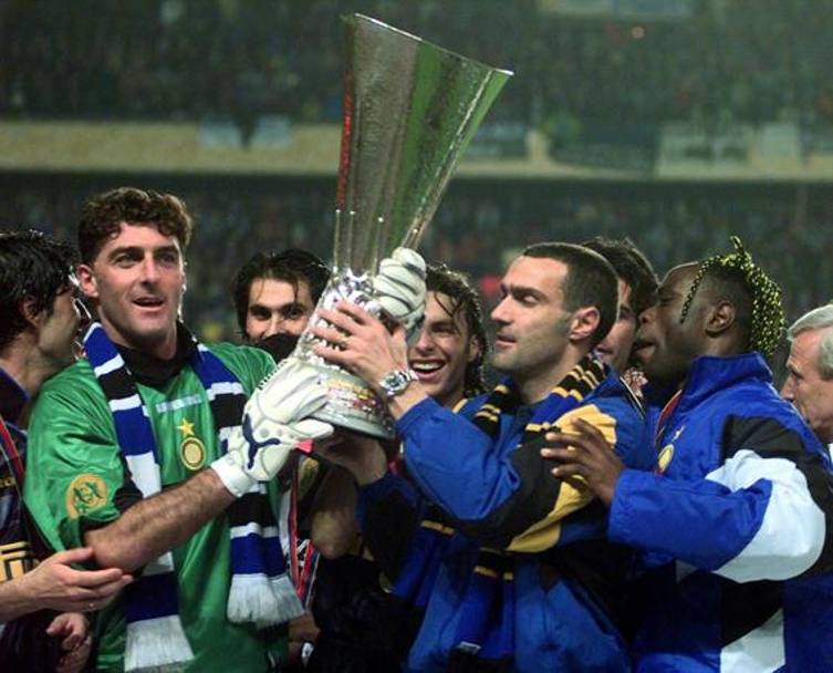 Pagliuca, Bergomi e West  alzano la terza (le prime due nel &#39;90-91 e nel &#39;93-&#39;94) Coppa Uefa 1998 dopo la finale vinta  contro la Lazio 3 a 0. Ap